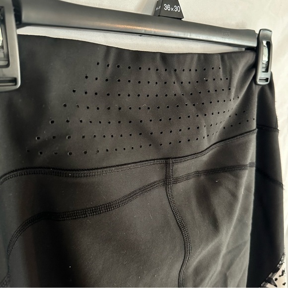 Athleta Printed Stealth TruCool Capri Leggings cut out design White/Black Size M - Picture 4 of 4